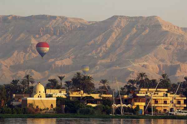 EGASW - Aswan - Hot Air Ballon over the Nile - Egypt Tourist Authority.jpg